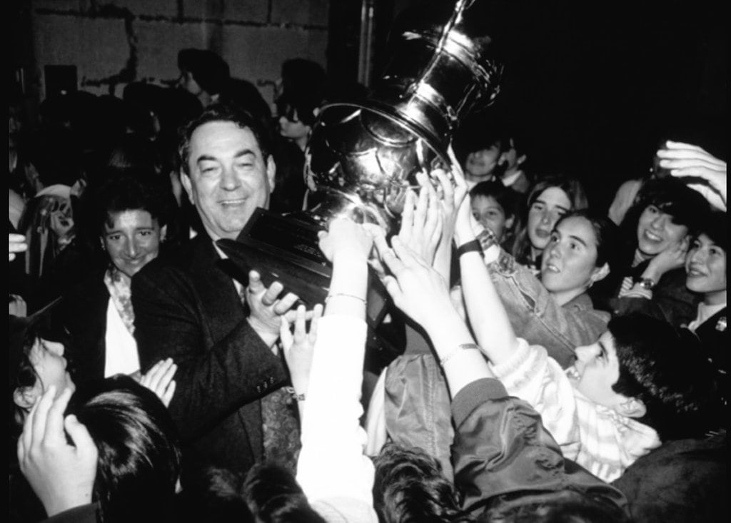 Beñardo celebrando con los vecinos de Irun la histórica Copa de Europa ganada por el Bidasoa | Fuente: CD Bidasoa