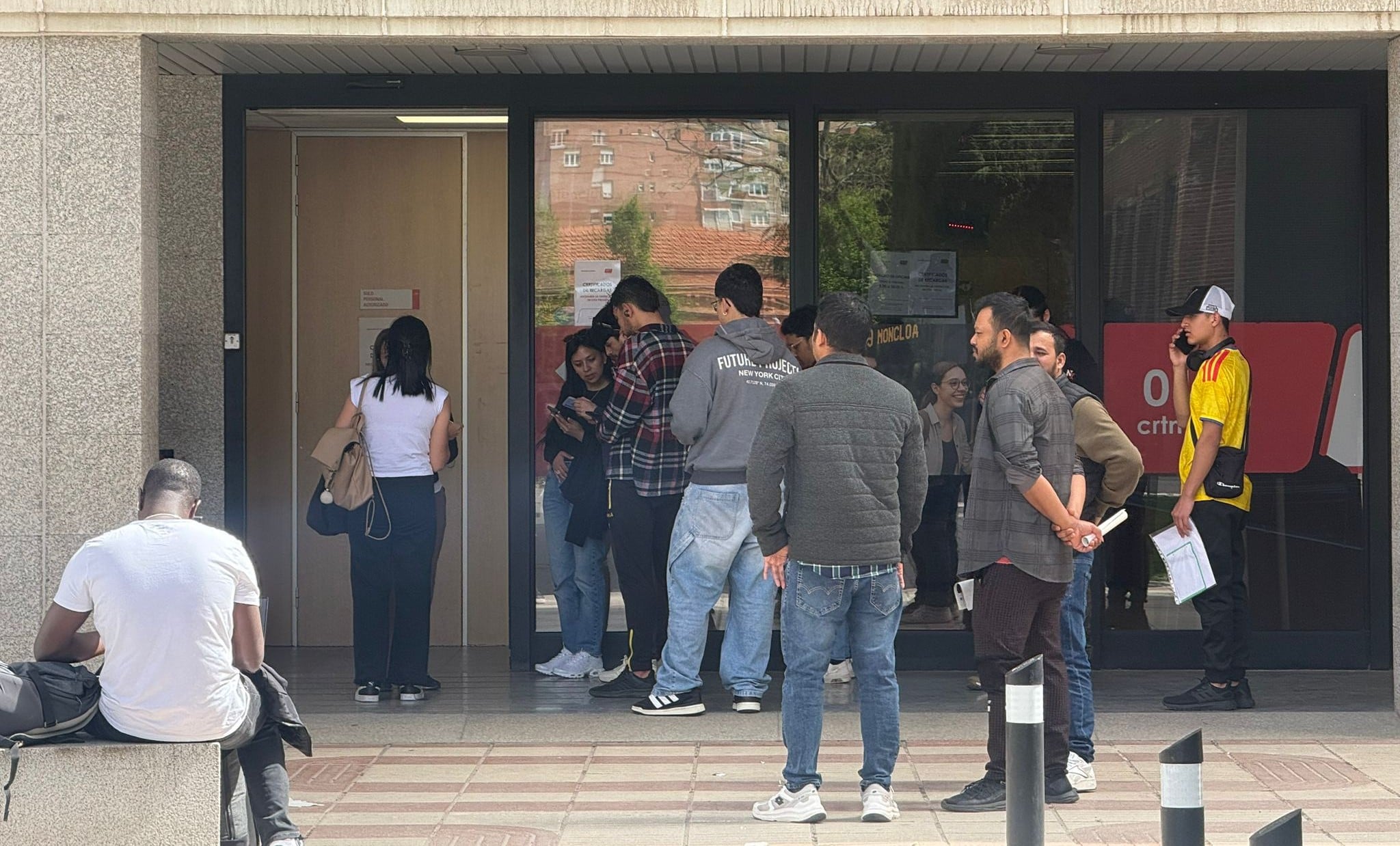 Migrantes haciendo cola en la oficina del CRTM el pasado 10 de abril de 2026