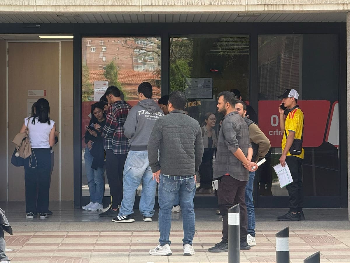 Colapso en la única oficina de Madrid que expide un certificado clave para la regularización de migrantes