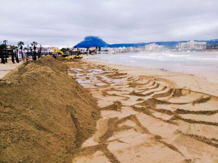 Dique de contención en la playa del Arenal.