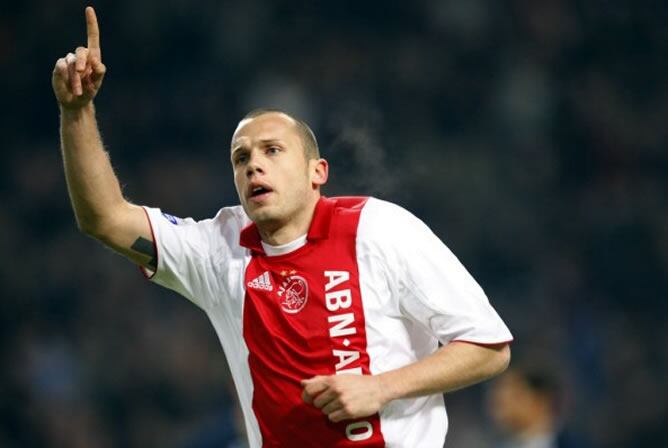 John Heitinga celebra un gol con la camiseta de Ajax.