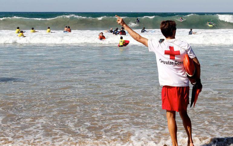 Los socorristas de las playas de Gipuzkoa han desconvocado la huelga tras llegar a un preacuerdo con Cruz Roja