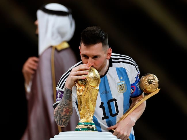 Lusail (Qatar), 18/12/2022.- Lionel Messi of Argentina kisses the trophy after winning the FIFA World Cup 2022 Final between Argentina and France at Lusail stadium, Lusail, Qatar, 18 December 2022. Argentina won 4-2 on penalties. (Mundial de Fútbol, Francia, Estados Unidos, Catar) EFE/EPA/Ronald Wittek