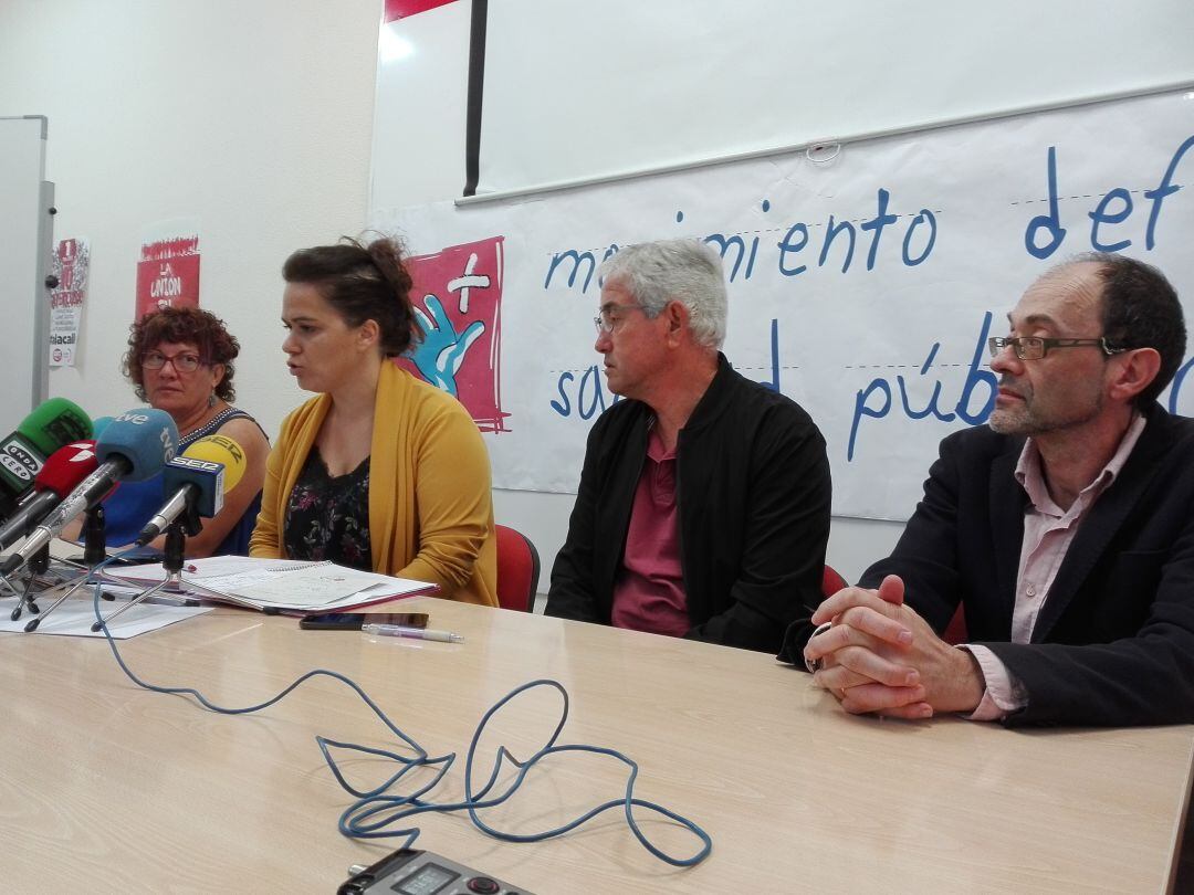 Vanesa Mezquita,toma la palabra en la rueda de prensa del Moviemiento en Defensa de la Sanidad Pública