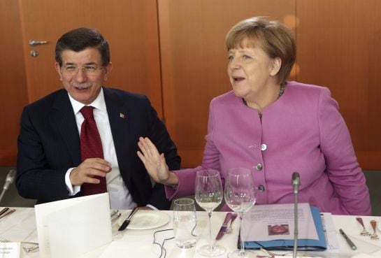 El primer ministro turco, Ahmet Davutoglu (i), y la canciller alemana, Angela Merkel (d), durante un almuerzo de trabajo,el 22 de enero de 2016.