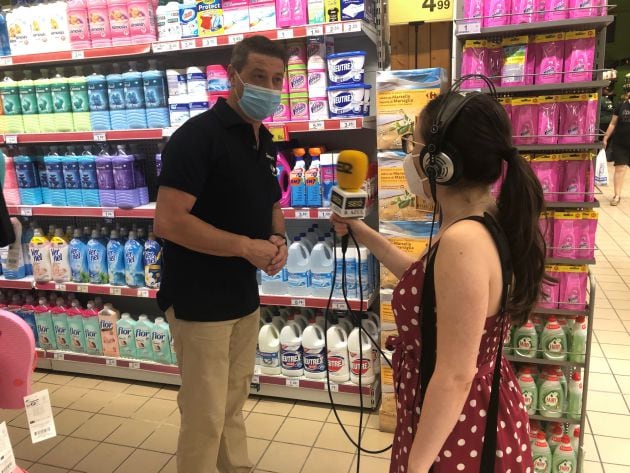 Miguel Ángel Ortiz, gerente de Carrefour Express, atendiendo a Radio Azul