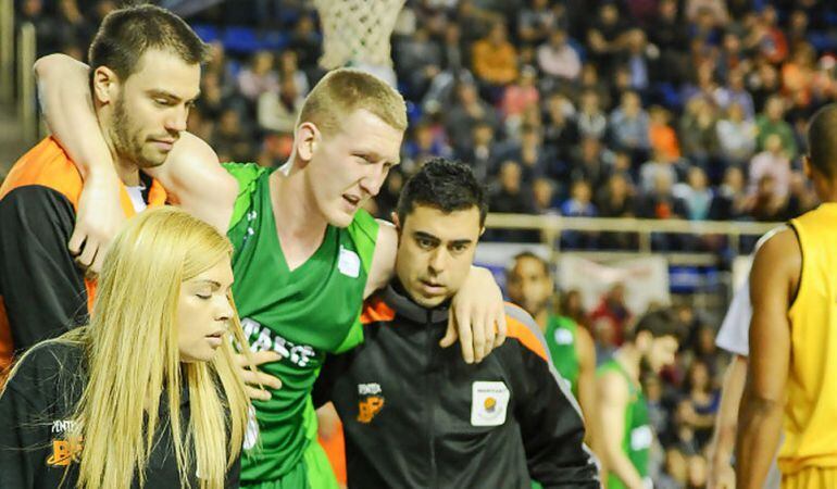 Roland Smits se retira lesionado durante el partido contra Herbalife Gran Canaria.