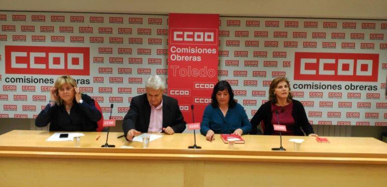 José Luis Gil, secretario regional de CC.OO. acompañado por las responsables de Sanidad, Servicios a la Ciudadanía y Educación