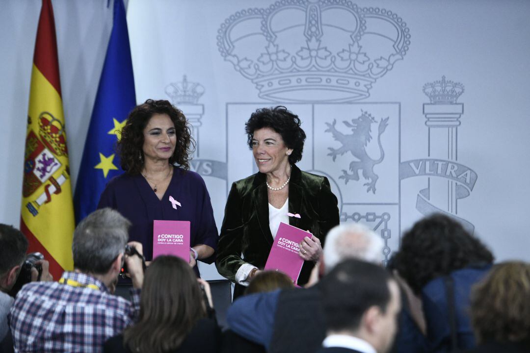 La ministra de Educación y Formación Profesional y portavoz del Gobierno, Isabel Celaá Diéguez (derecha) y la ministra de Hacienda, María Jesús Montero, en una rueda de prensa posterior al Consejo de Ministros del Gobierno.