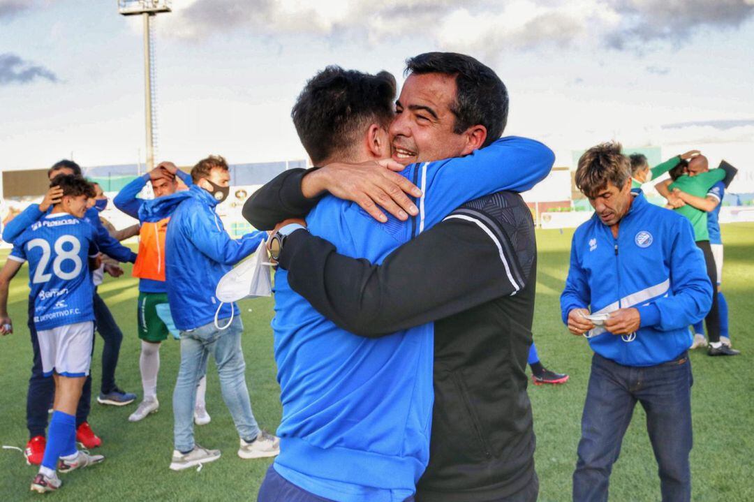 José Pérez Herrera abrazado a un jugador tras lograr el ascenso