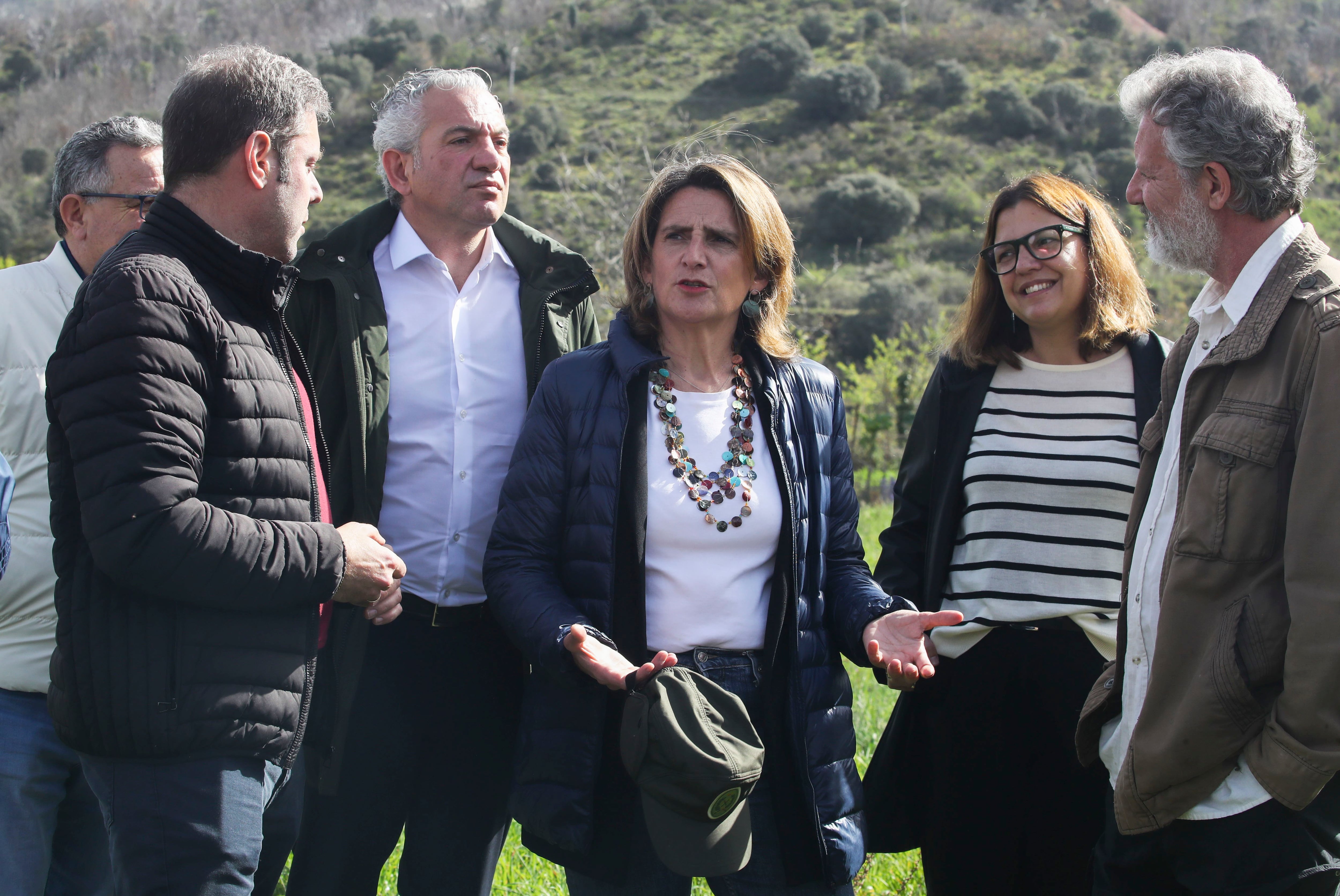 VILLAR DE LOS BARRIOS (LEÓN), 21/03/2024.- La vicepresidenta del Gobierno y ministra para la Transición Ecológica y el Reto Demográfico, Teresa Ribera (c), visita el soto de castaños de Villar de los Barrios, junto al delegado del Gobierno, Nicanor Sen (2i), durante su visita, este jueves, a las comarcas leonesas del Bierzo y Laciana. EFE/ Ana F. Barredo
