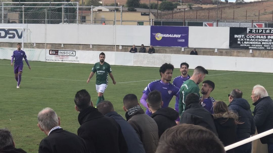 Dani Martin y Joni en uno de los encontronazos entre jugadores durante el partido.