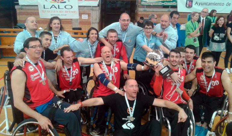 Los jugadores del Getafe BSR celebran el título obtenido en el Pabellón &#039;La Granadilla&#039; de Badajoz