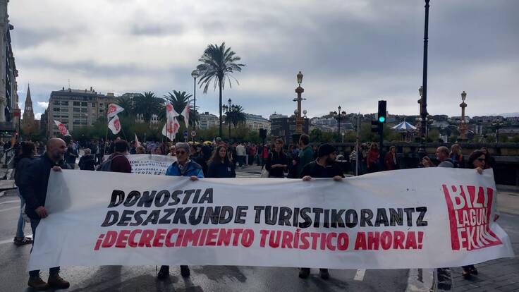 Manifestantes denuncian el turismo masivo en San Sebastián