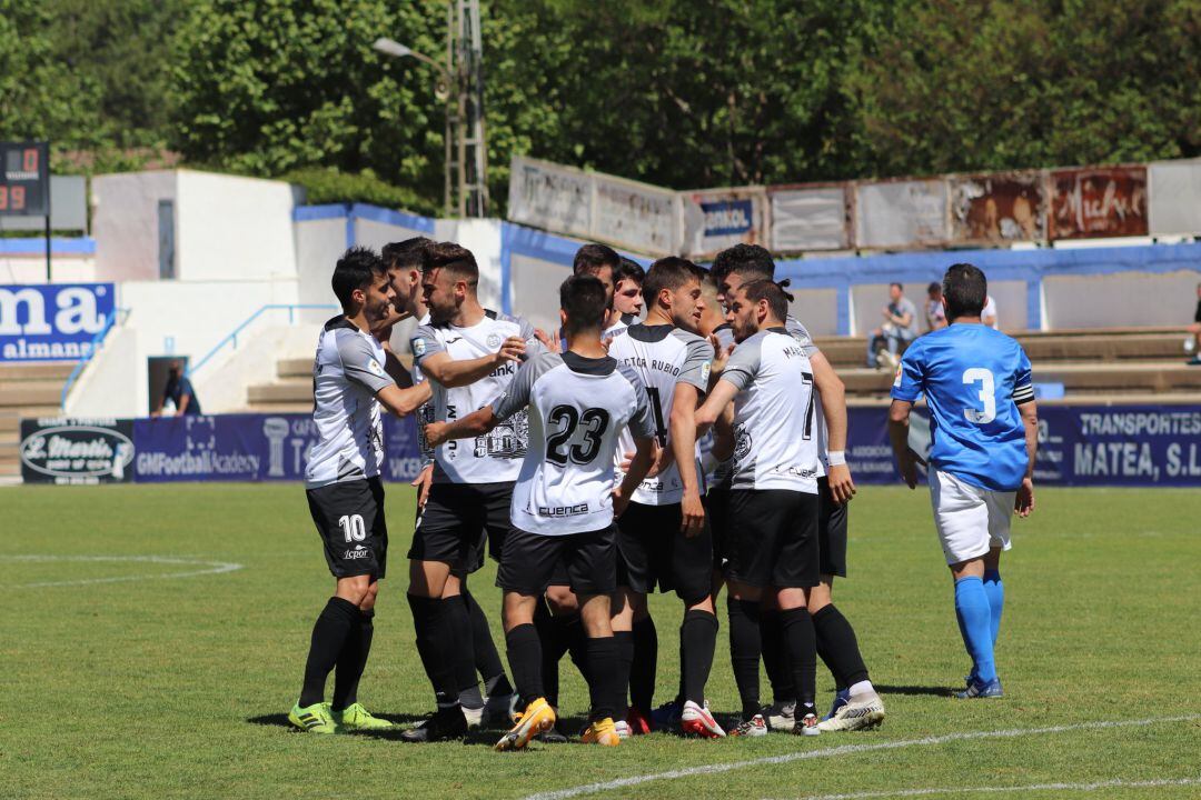 Los jugadores celebran uno de los goles en Almansa