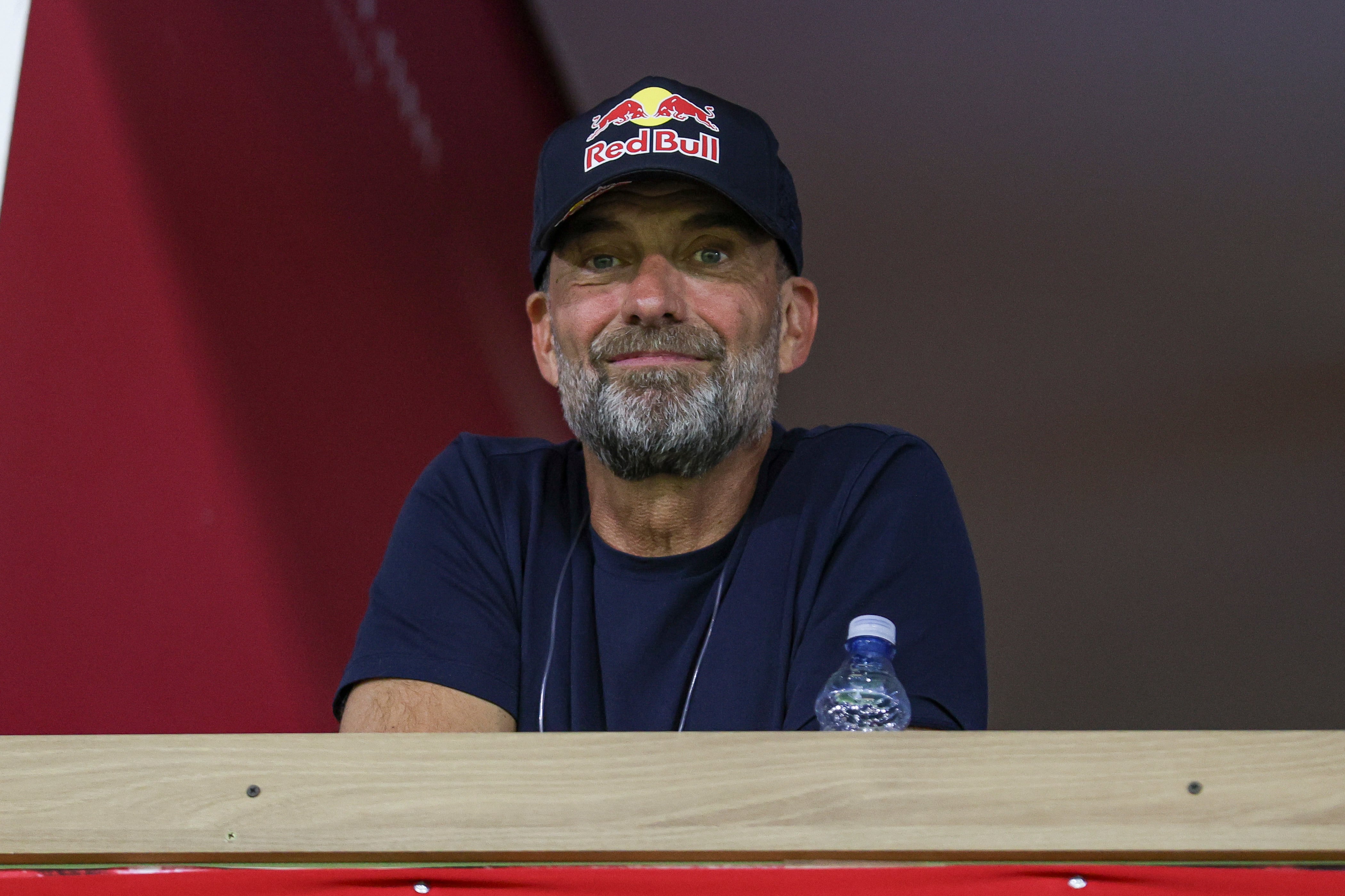 Jürgen Klopp viendo un partido del Red Bull Bragantino en la liga brasileña