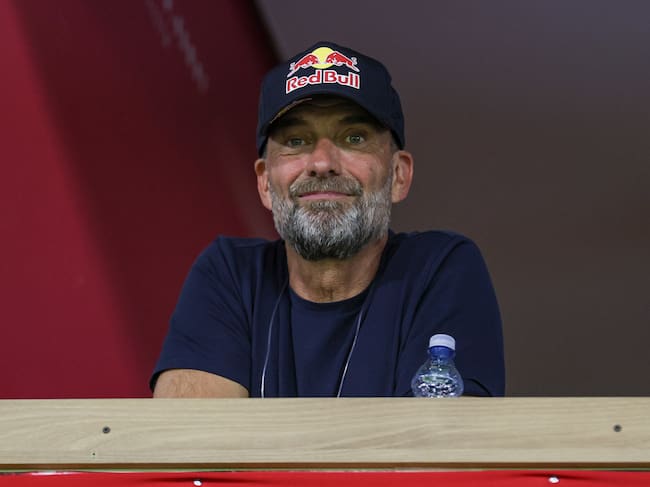Jürgen Klopp viendo un partido del Red Bull Bragantino en la liga brasileña