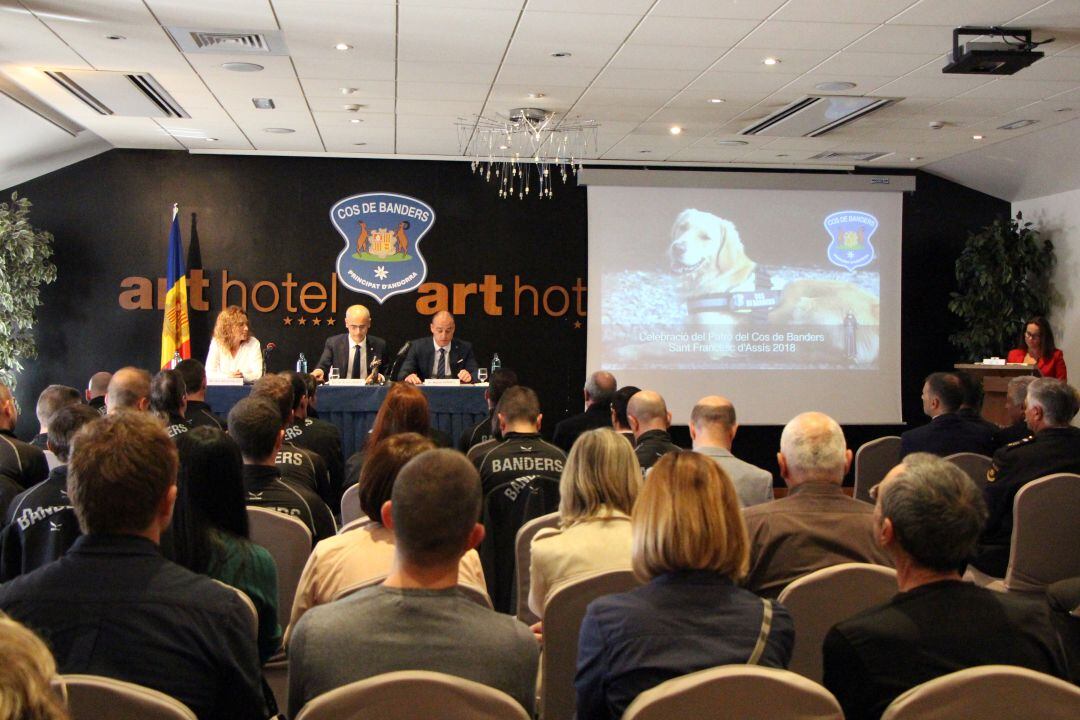 La ministra de Media Ambient, Agricultura i Sostenibilitat, Sílvia Calvó, el cap de Govern, Antoni Martí, i el director del cos de Banders, Miquel Rossell, durant la celebració del patró del cos.