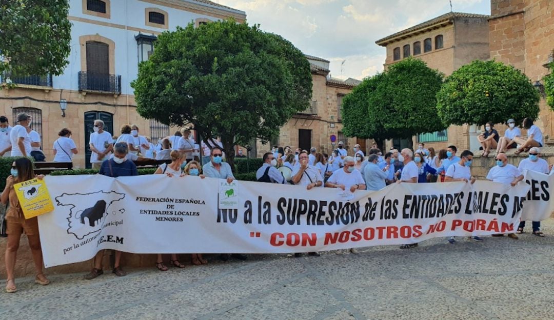 Manifestantes en contra de la supresión de la ELA de El Centenillo ante las puertas del Ayuntamiento de Baños el día en el que se aprobó el anuncio de su disolución.