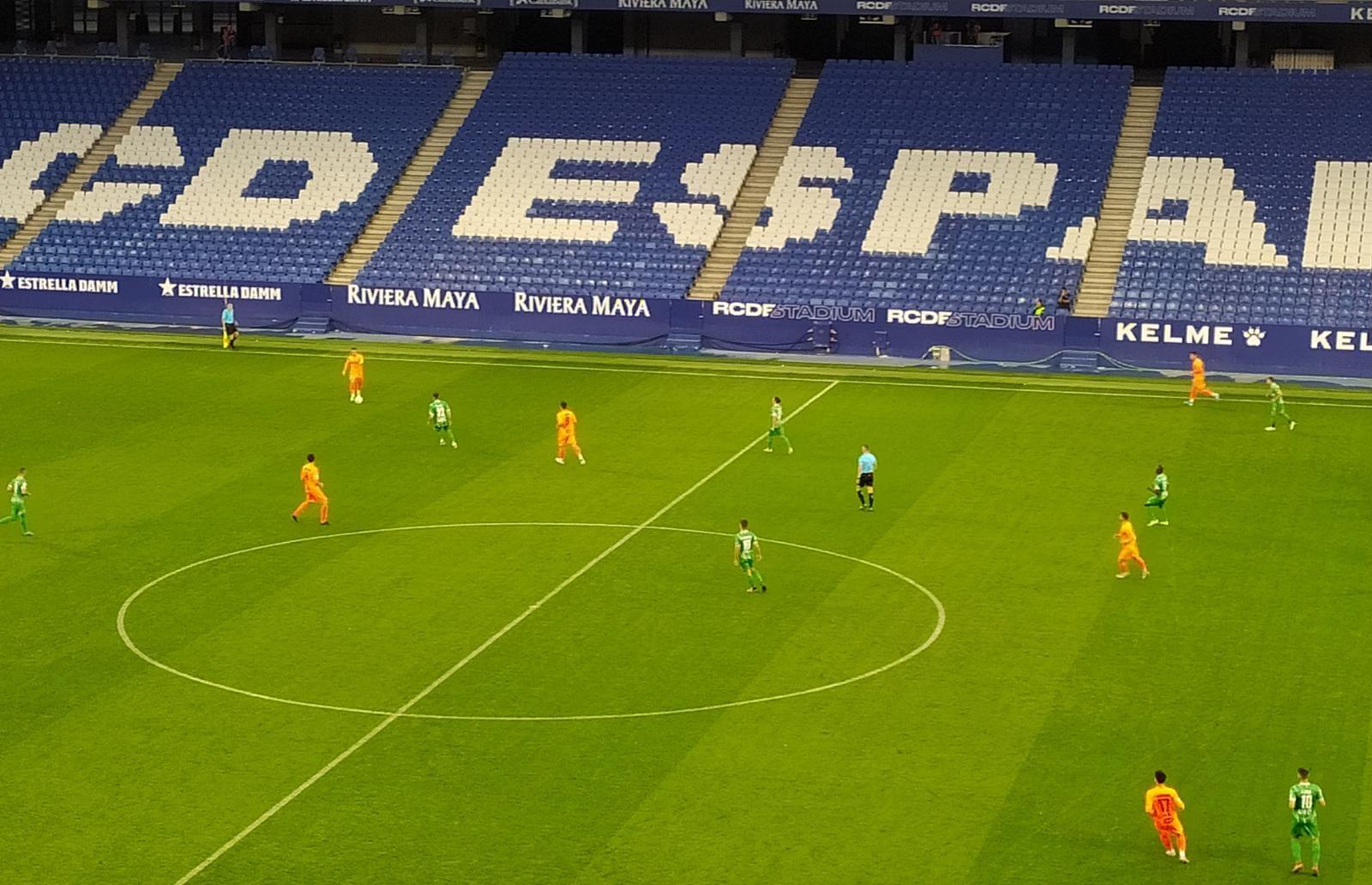 Instante del encuentro en el RCDE Stadium, entre el Cornella y el CD Alcoyano