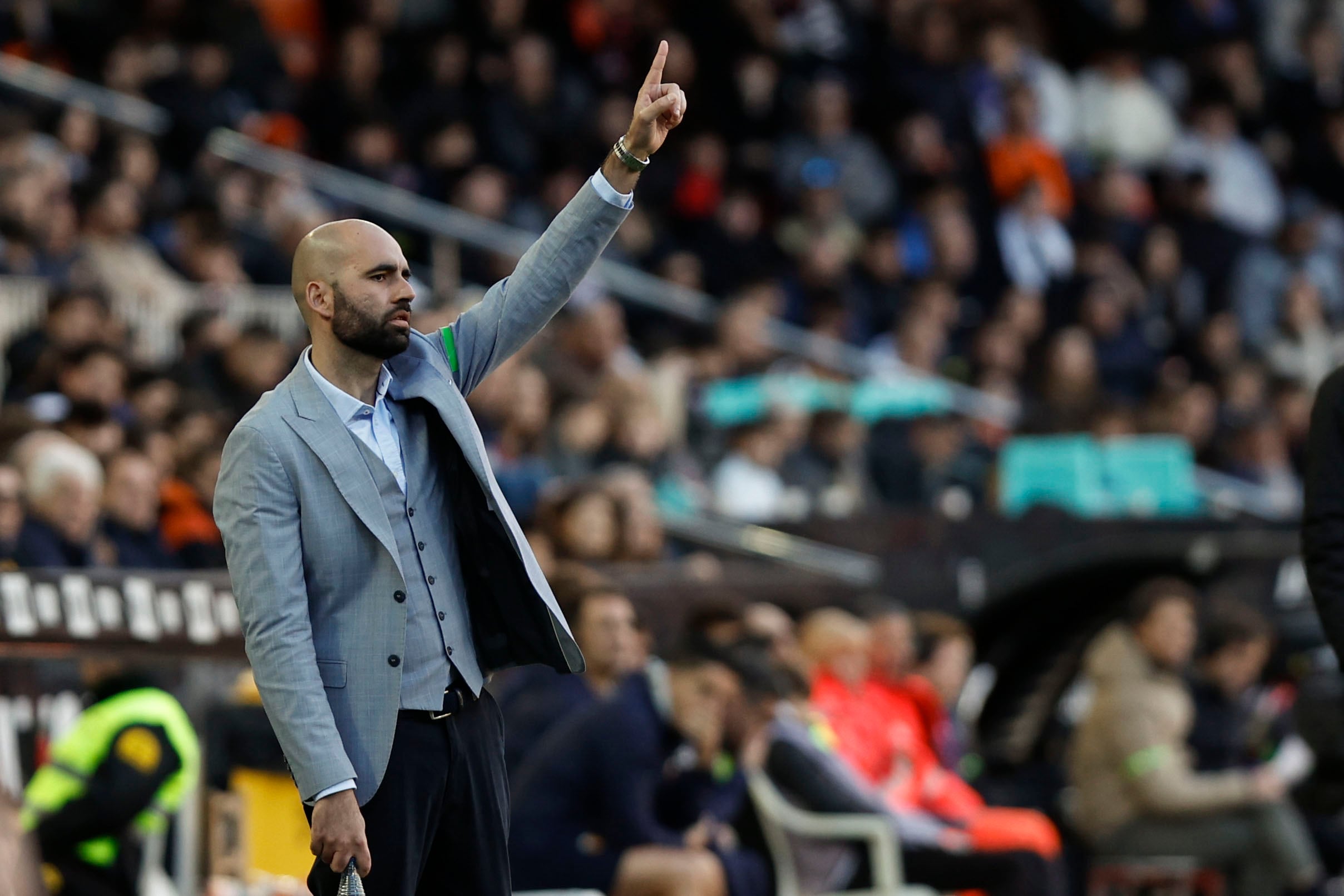 VALENCIA, 02/02/2025.- El entrenador del Celta Claudio Giráldez durante el partido de LaLiga entre el Valencia y el Celta de Vigo, este domingo en el estadio de Mestalla. EFE/ Biel Aliño
