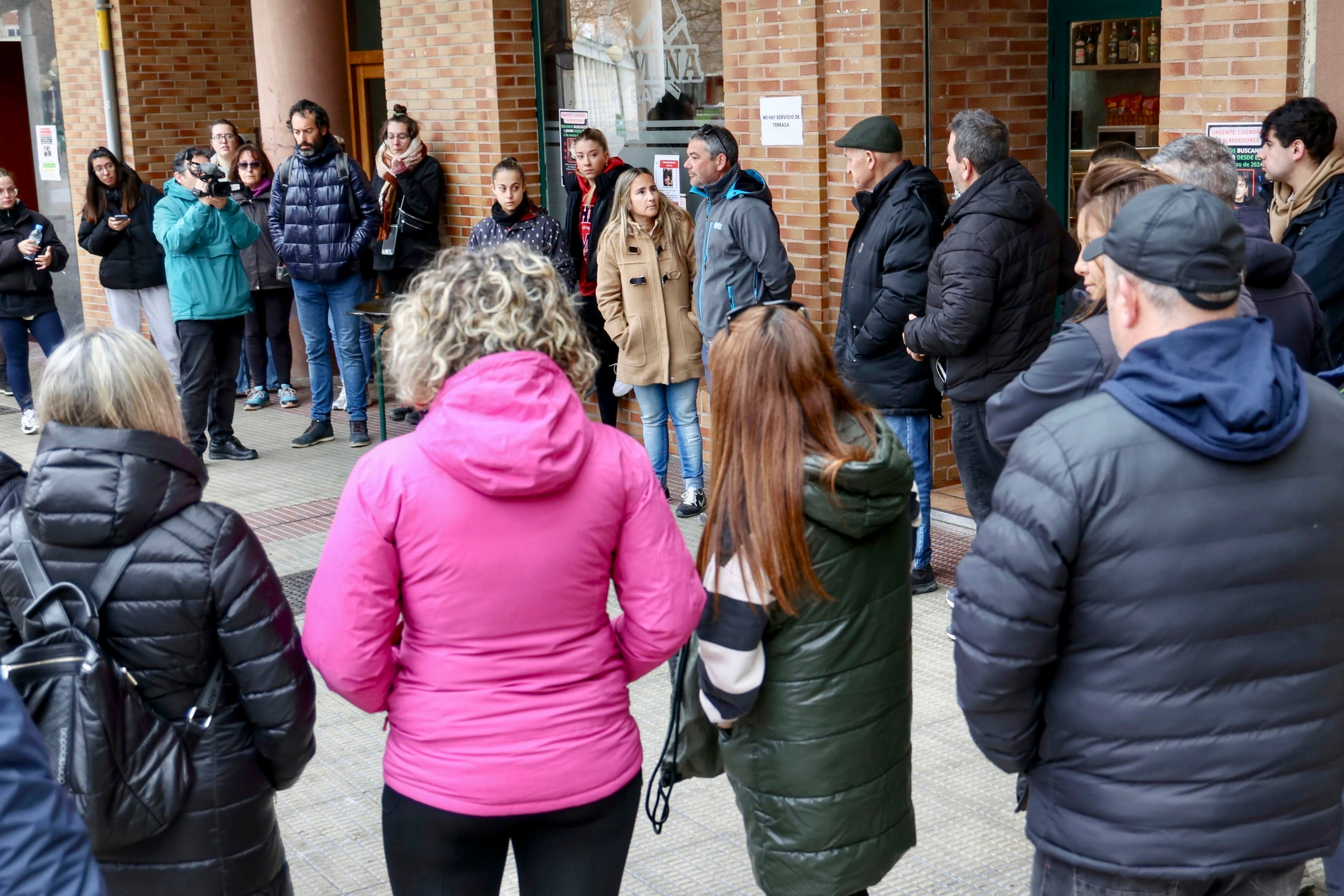 LOGROÑO 12/03/2024.- Noelia Pascual (c, al fondo), la portavoz de la familia, este martes, junto al resto de voluntarios, que cada mañana, desde hace diez días, acuden al punto de encuentro para iniciar la búsqueda del joven Javier Márquez, quien permanece desaparecido desde la madrugada del 2 al 3 de marzo. EFE/ Raquel Manzanares