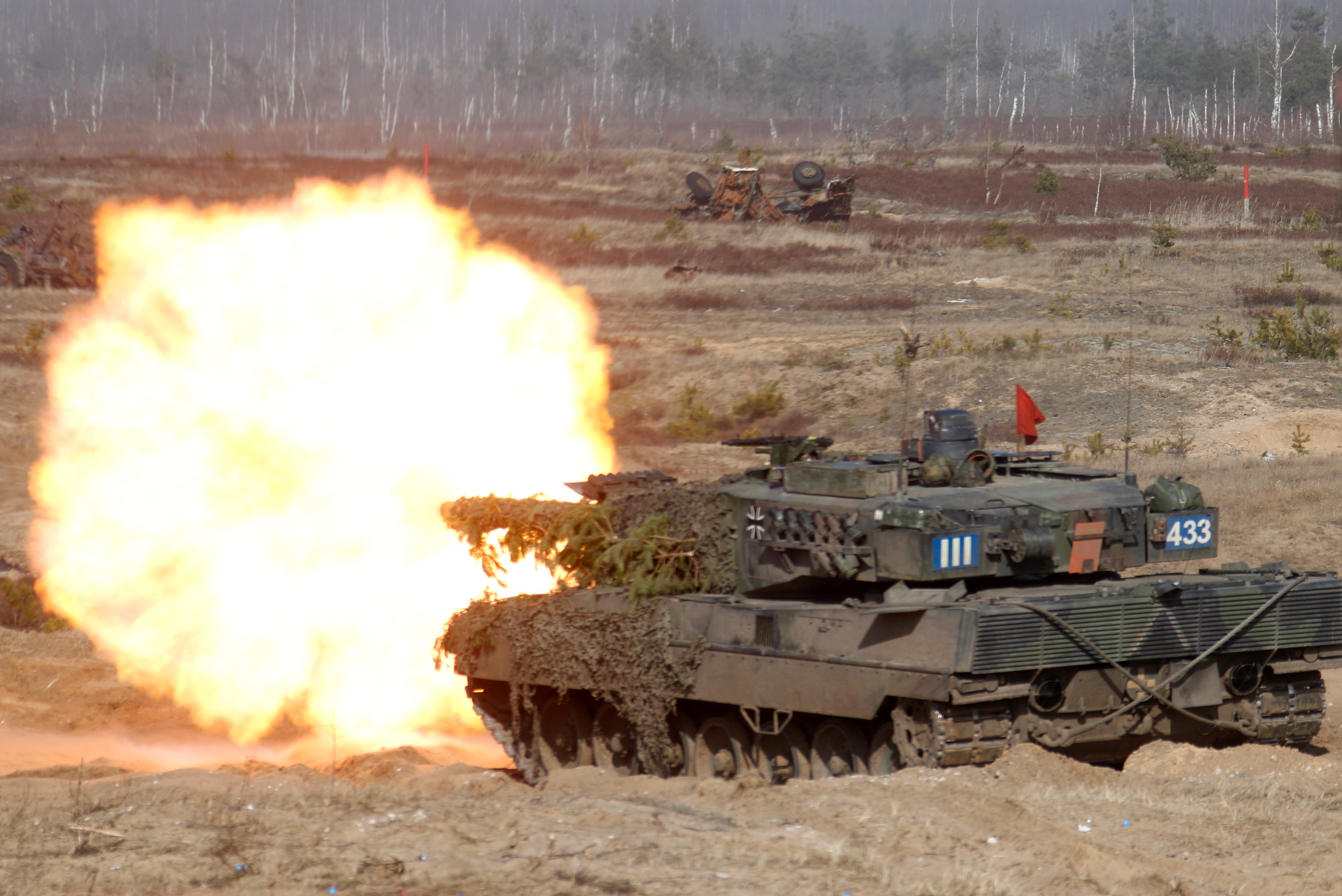 Soldados alemanes de la OTAN en ejercicios militares en un &#039;Leopard 2&#039; en la base militar de Adazi