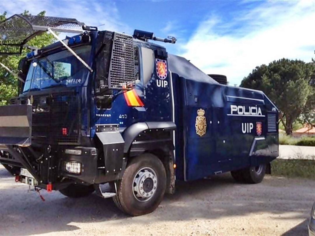 Imagen de archivo del camión lanza-agua de la Policía Nacional