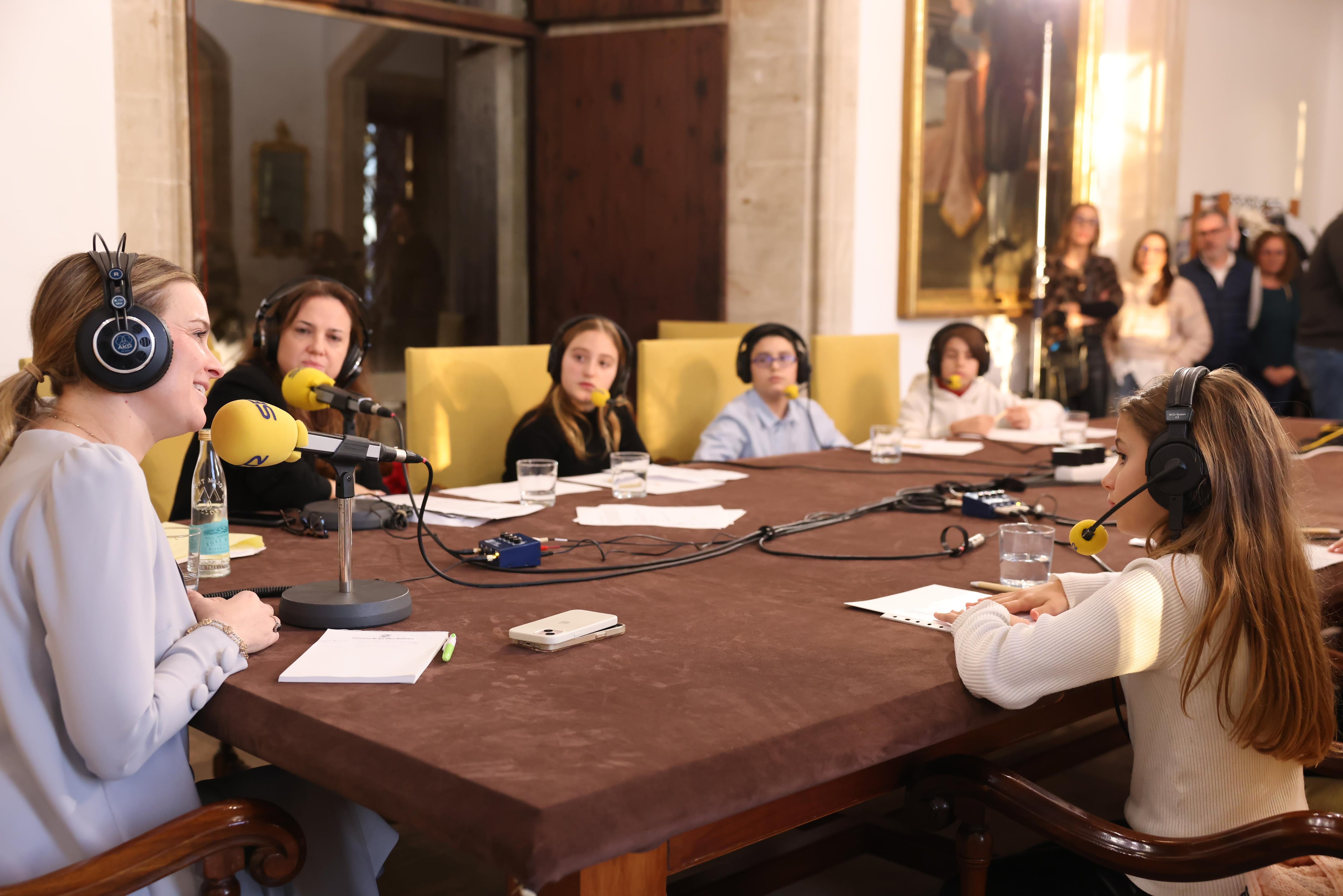 Imagen de la entrevista de seis niños de Primaria a Marga Prohens