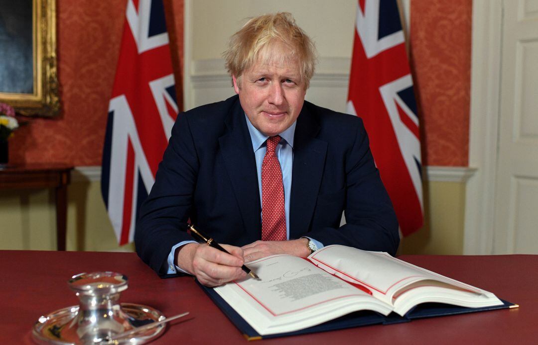 Boris Johnson firma en su despacho el acuerdo de salida oficial de la Unión Europea.