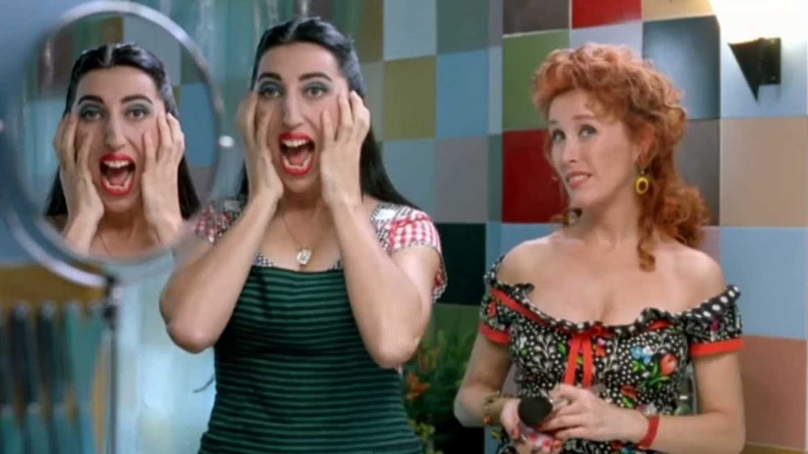 Verónica Forqué con Rosi de Palma en un fotograma de Kika