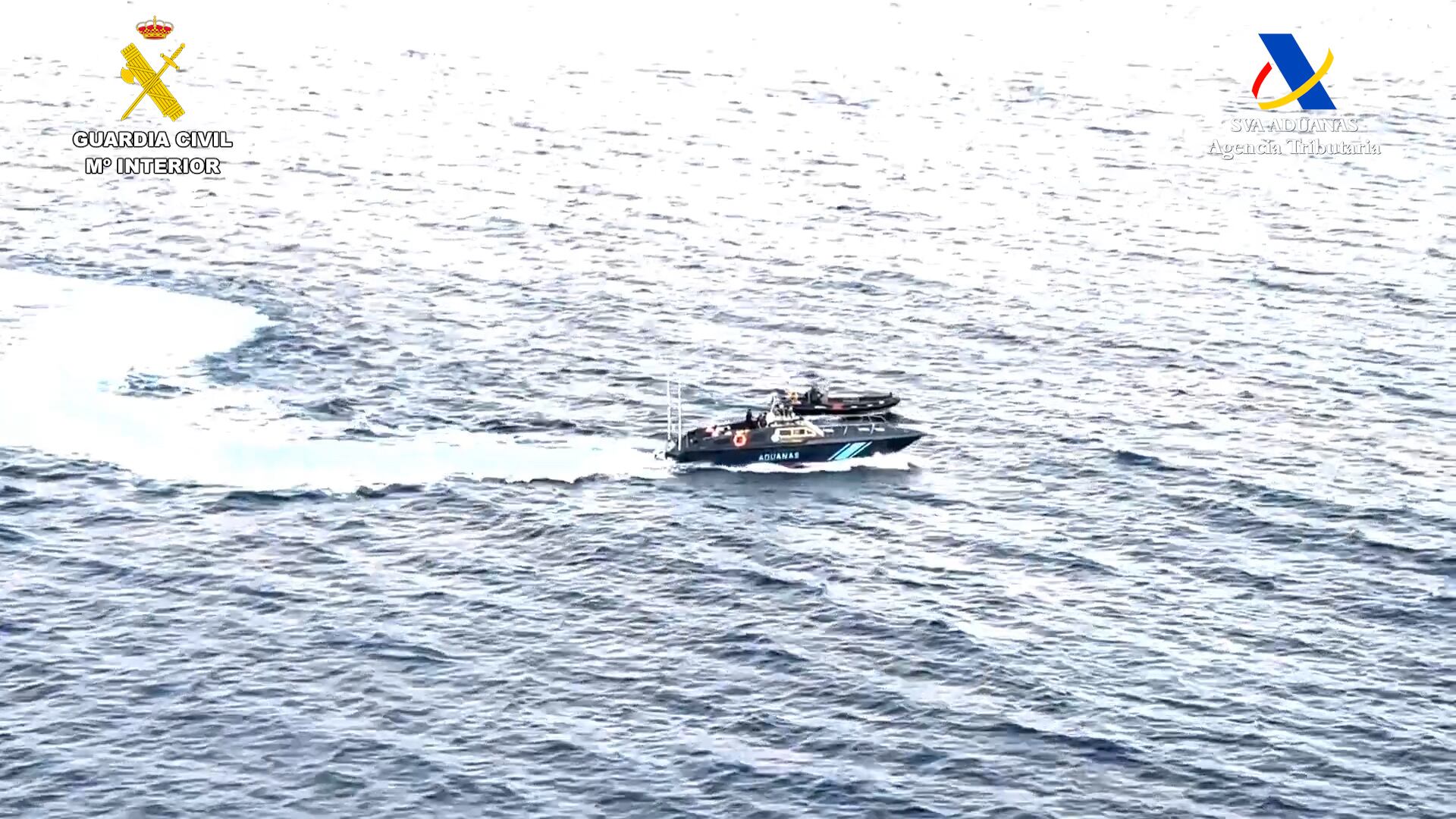 Simulacro conjunto entre Guardia Civil y Vigilancia Aduanera en la zona de la playa del Arenal en Xàbia.