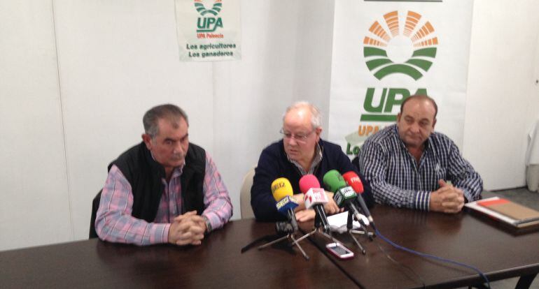 Domiciano Pastor (Centro) en su comparecencia ante los medios