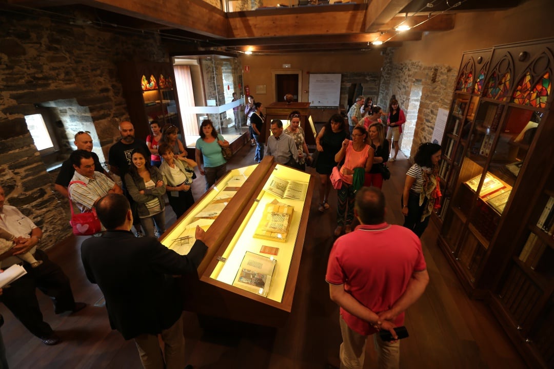 Antonio Ovalle, explica su colección en el castillo de los Templarios en Ponferrada (Foto de archivo)