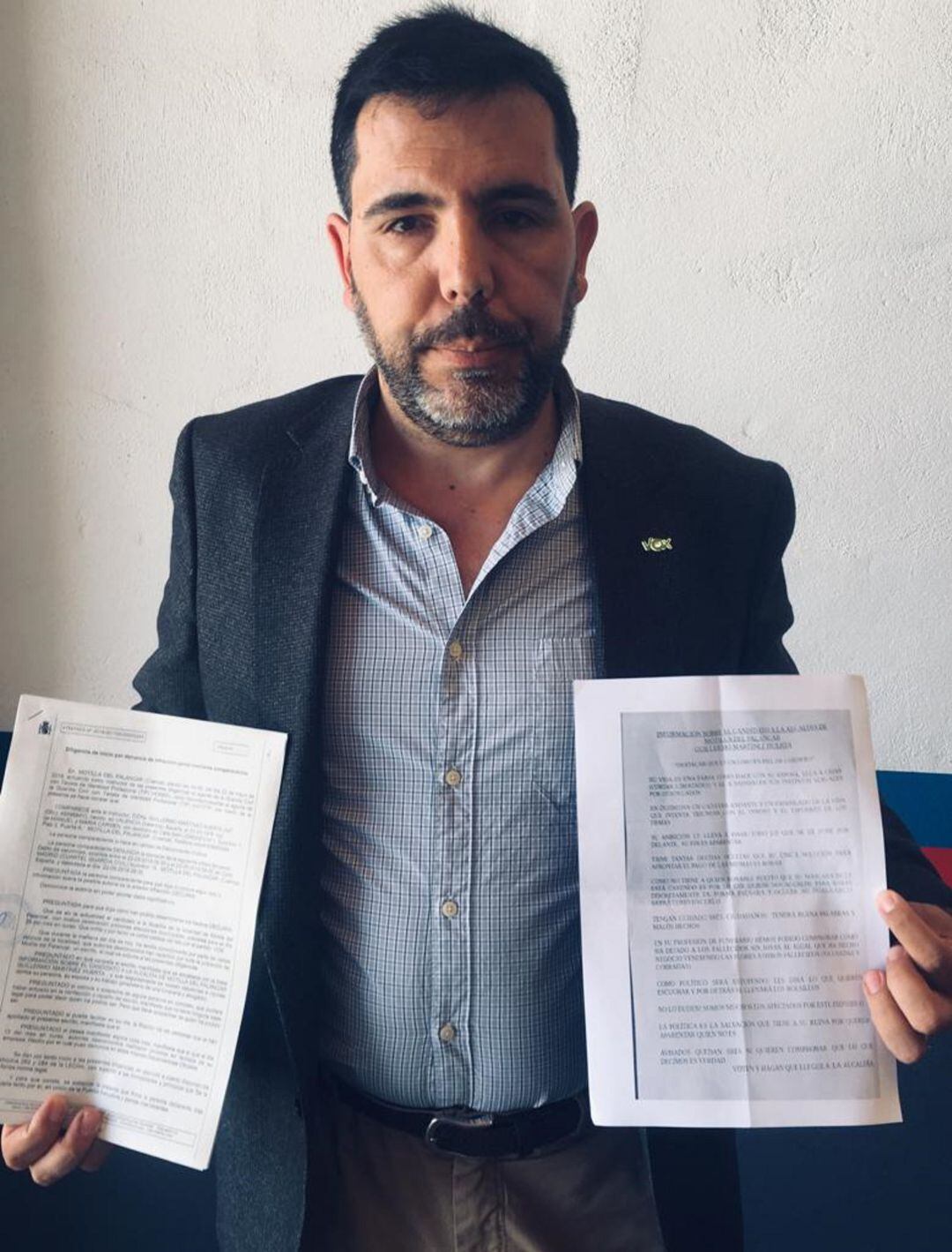 Guillermo Martínez Huerta (Vox) junto a la denuncia interpuesta y el documento difamatorio.