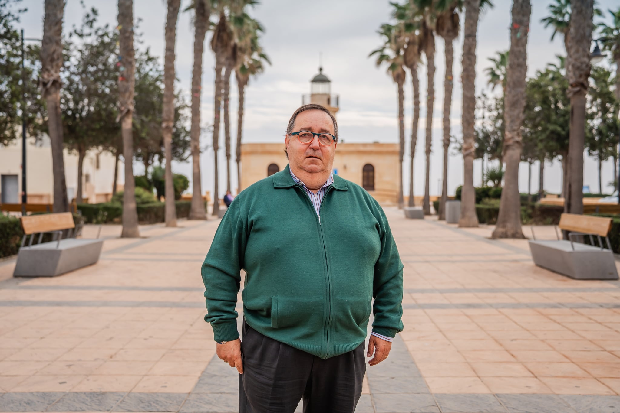 El concejal de Deportes posa para LA VOZ frente al faro de Roquetas de Mar, ese rincón que tanto le gusta y por el que pasea.