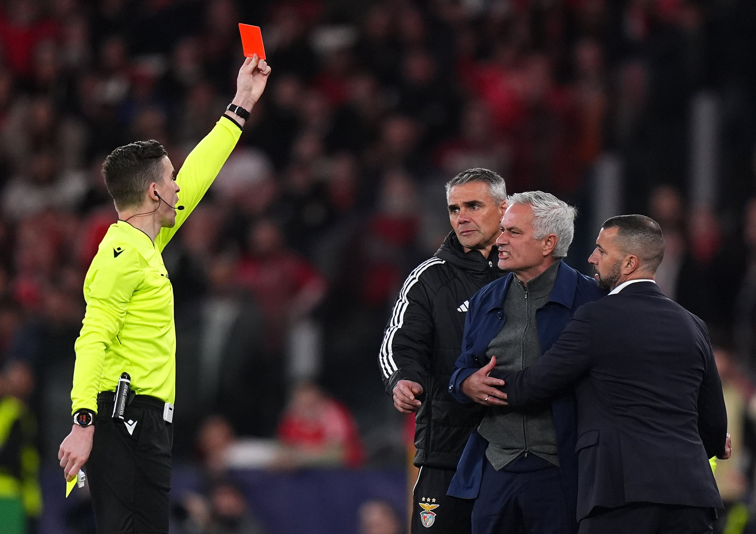 Letexier le muestra la tarjeta roja a José Mourinho tras sus protestas