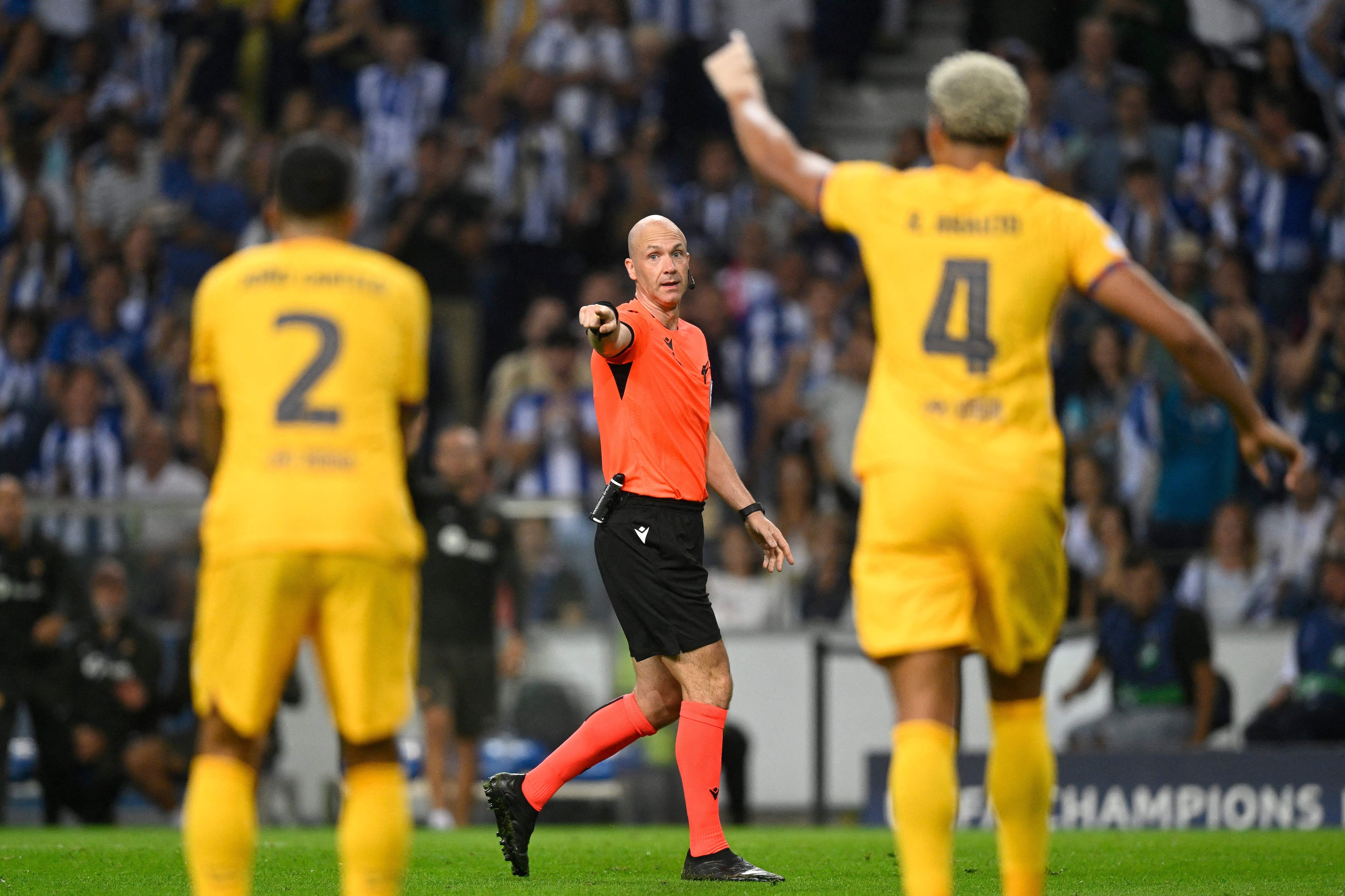 Anthony Taylor, durante el Oporto - Barça.