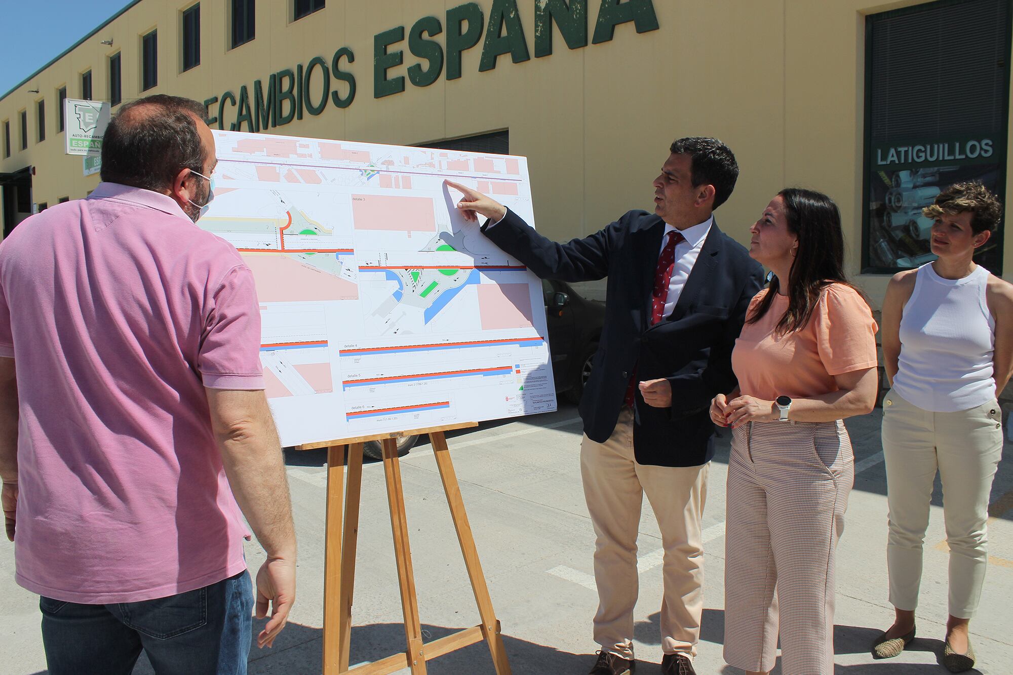 El consejero de Fomento junto a la alcaldesa y concejales del gobierno local en la presentación del proyecto