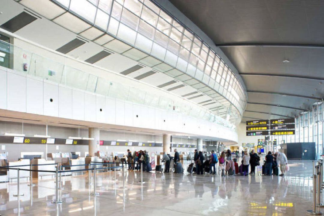 Interior del aeropuerto de Manises. Foto de archivo