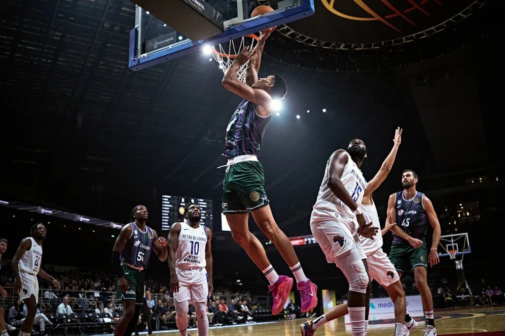 Tyson Pérez machacando el aro en un partido con el Unicaja/ FIBA