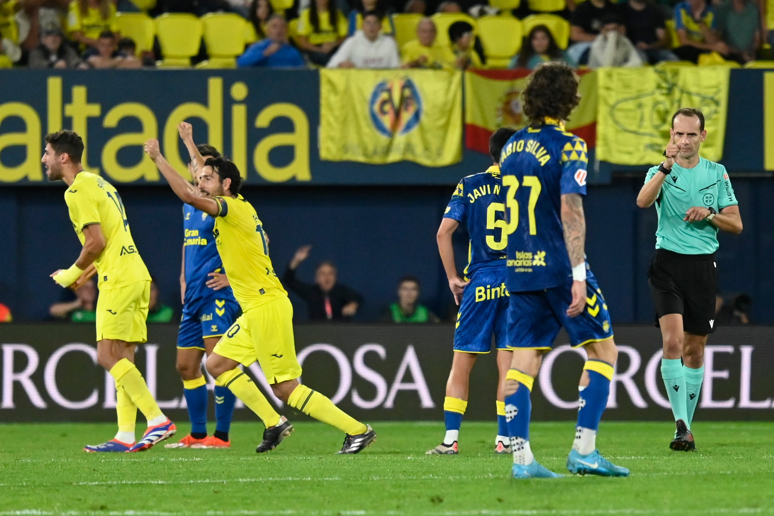 VILLARREAL (CASTELLÓN), 30/09/2024.- Los jugadores del Villarreal celebran un gol conseguido por el delantero francés del conjunto Thierno Barry durante el partido de la jornada 8 de LaLiga en Primera División que Villarreal CF y UD Las Palmas disputan este lunes en el estadio de La Cerámica. EFE/Andreu Esteban
