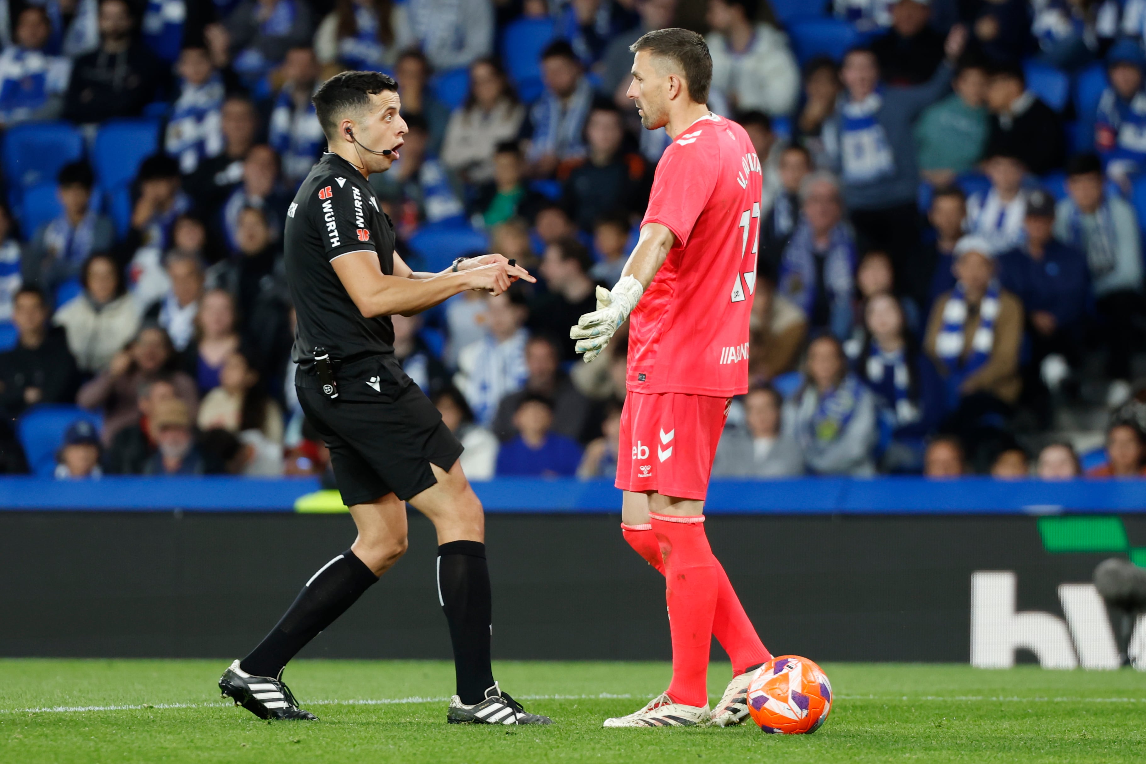 SAN SEBASTIÁN, 13/05/2025.- El portero del Celta Vicente Guaita (d) conversa con el colegiado durante el partido de la jornada 36 de LaLiga EA Sports que Real Sociedad y Celta de Vigo disputan este martes en el estadio Reale Arena, en San Sebastián. EFE/Juan Herrero
