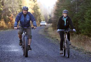 Kaci Hickox desafía la cuarentena y sale a pasear en bici junto a su novio