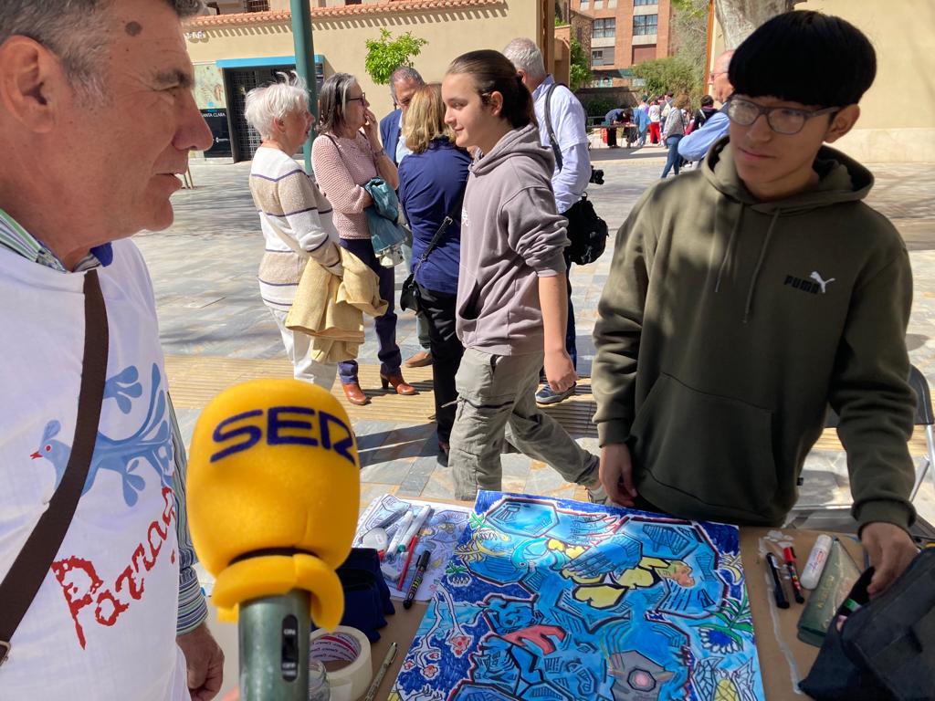 El III Concurso de Pintura al Aire Libre sobre la obra de Párraga, ha congregado en el paseo Alfonso X El Sabio de Murcia a 70 estudiantes de diferentes centros de la Región