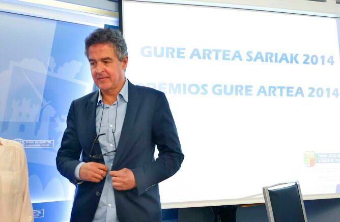 El viceconsejero de cultura, Joxean Muñoz, tras conocerse el fallo de los premios Gure Artea