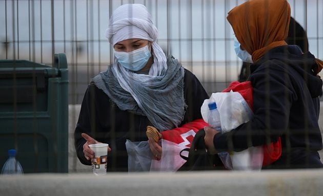 Una mujer recién llegada en patera a las costas españolas.