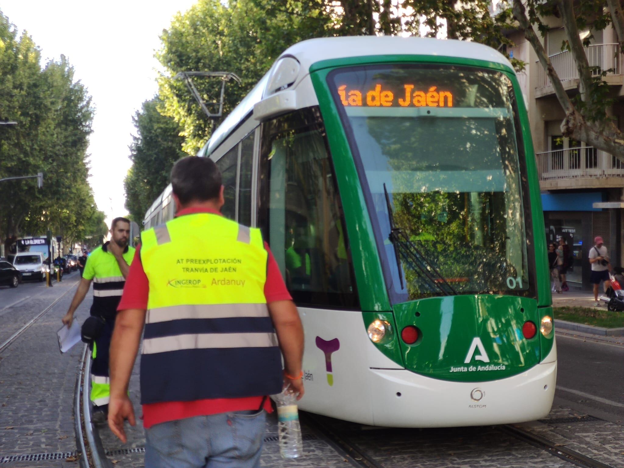 El tranvía de Jaén en su llegada al final del trazado.