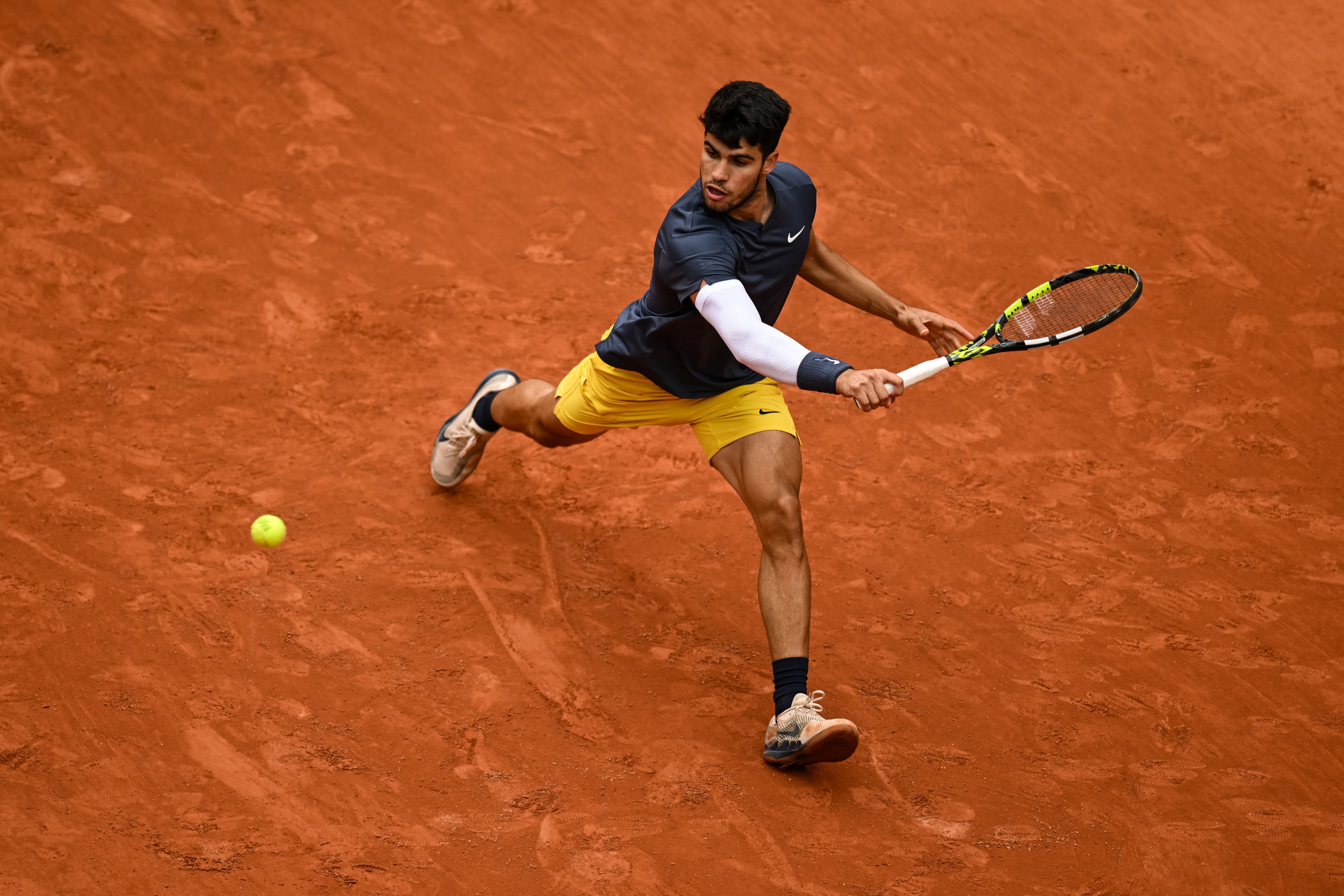 Carlos Alcaraz devuelve una pelota a Félix Auger-Aliassime durante los octavos de final de Roland Garros