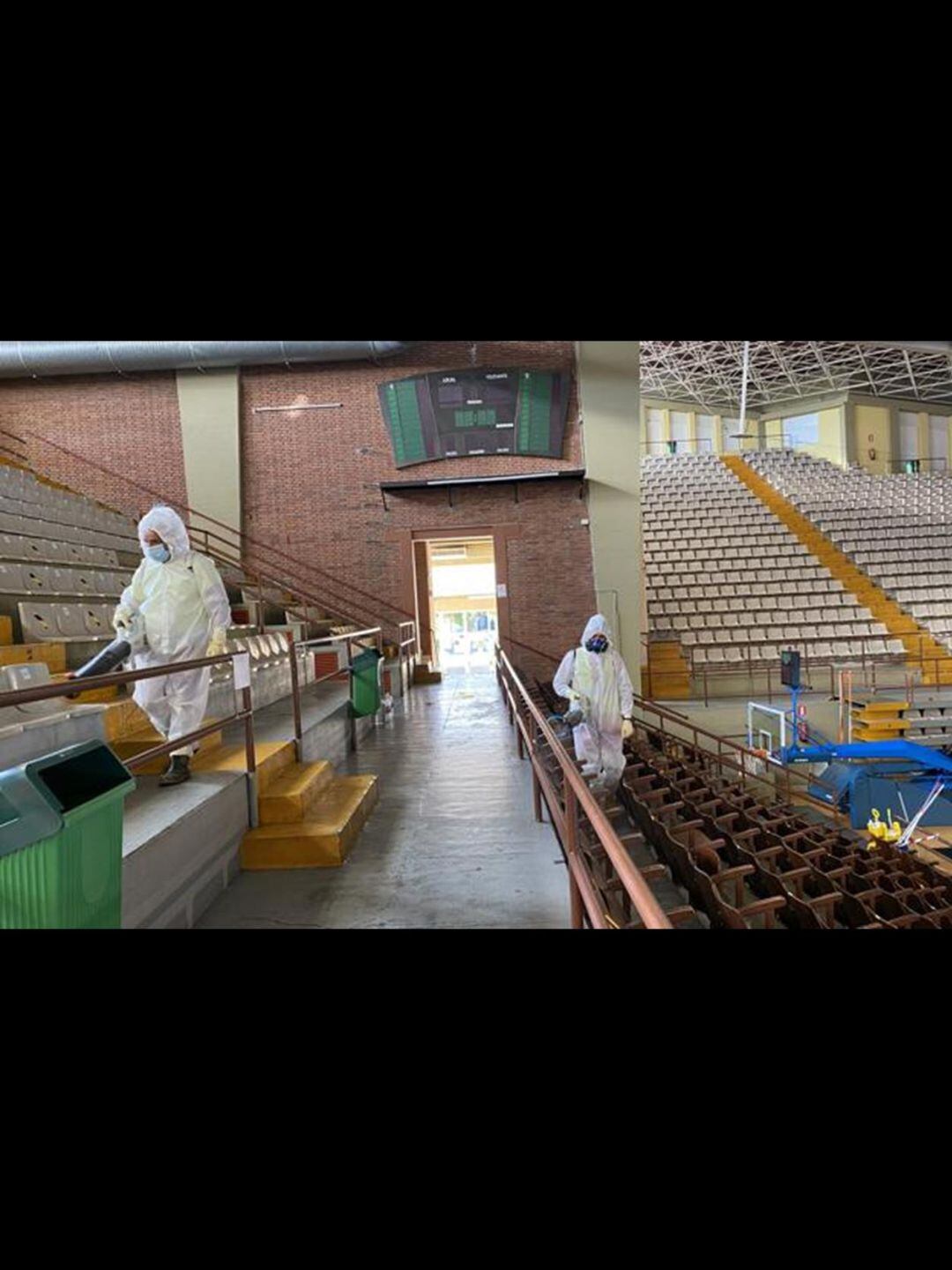 Labores de desinfección en el Pabellón Municipal de los Deportes 